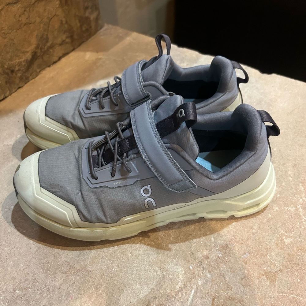 On Cloud kids size youth 3